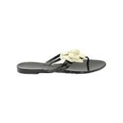 Stijlvolle zwarte jelly sandalen met camelia bloemdetails Chanel Vinta...