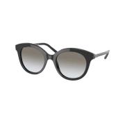 Verhoog je stijl met deze zonnebril in een strak zwart montuur Prada ,...