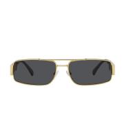 Rechthoekige zonnebril met donkergrijze lens en gouden montuur Versace...