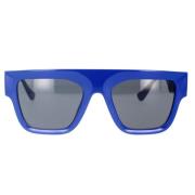 Rechthoekige zonnebril met donkergrijze lens en blauw montuur Versace ...