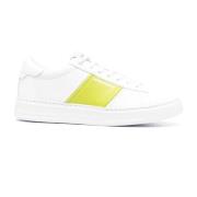 Witte leren sneakers met limoengroene contrasterende inzetstukken en l...