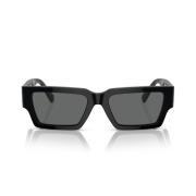 Rechthoekige zonnebril met donkergrijze lens en glanzend zwart montuur...