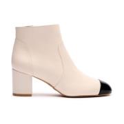 Stijlvolle Enkellaars met Amandelvormige Neus Stuart Weitzman , Beige ...