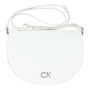 Gehamerde schoudertas met logoplaat Calvin Klein , White , Dames