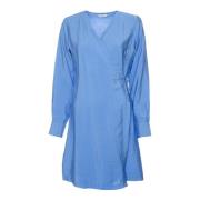 Wikkeldress met V-hals en strikdetail Envii , Blue , Dames