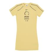 Gouden Saturnus Jurk Slim Fit Lichtgewicht Nike , Yellow , Dames