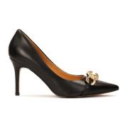 Klassieke zwarte pumps met hak versierd met ketting met kristallen Kaz...