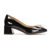 Gelakte pumps met broche aan de voorkant Kazar , Black , Dames