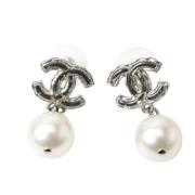 Pre-owned Metal earrings Chanel Vintage , Gray , Dames