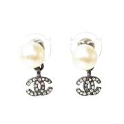 Pre-owned Metal earrings Chanel Vintage , Gray , Dames