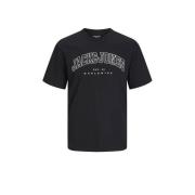 JACK & JONES JUNIOR T-shirt JJECALEB VARSITY met logo zwart Jongens Ka...