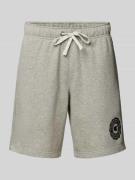 Regular fit sweatshorts met logobadge