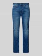 Slim tapered fit jeans met labelpatch