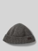 'Beanie met labelbadge