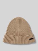 'Beanie met labelbadge