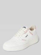 Sneakers met labeldetails