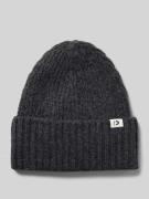 Ribgebreide beanie met logopatch op de omslag