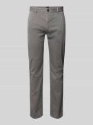 Slim fit chino met ceintuurlussen.