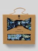 Strik en pochet in de set