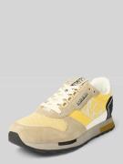 Sneakers van leermix met vetersluiting en labeldetail