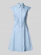 Knielange jurk met platte kraag en blinde knoopsluiting