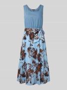 Midi-jurk met strikceintuur