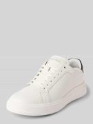Sneakers met vetersluiting en labeldetail