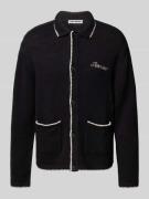 Gebreid jack met platte kraag en knoopsluiting