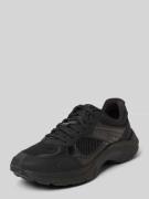 Sneakers met vetersluiting en labeldetail