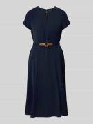 Knielange jurk met tailleriem