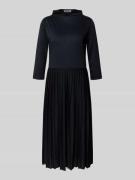 Midi-jurk met opstaande kraag en plissévouwen