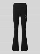 Slim fit bell bottom met labeldetail