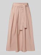 Uitlopende midirok met tailleriem