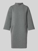 Knielange jurk met opstaande kraag en steekzakken