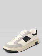 Sneakers met labeldetails