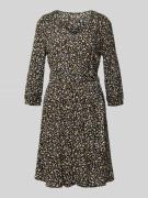 Knielange jurk met afgeronde V-hals