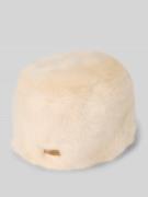 Muts van imitatiebont met labelpatch, model 'JOSH'
