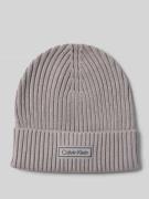 Gebreide muts met kasjmier en labelpatch