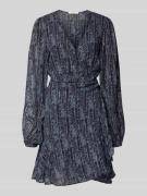 Nauwsluitende wikkeljurk met details van effectgaren, model 'MAISA'