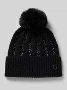 Gebreide muts met labelapplicatie