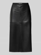 Uitlopende midirok in gladleerlook