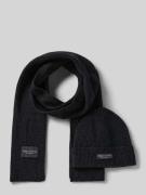 Muts en sjaal in een set van scheerwolmix