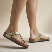 Birkenstock Gizeh Slippers goud Imitatieleer