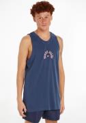 NU 20% KORTING: TOMMY JEANS Muscle-shirt TJM CURVED TJ COLLEGE TANK TO...