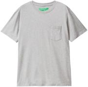 NU 20% KORTING: United Colors of Benetton T-shirt met opgestikte borst...