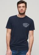 NU 25% KORTING: Superdry T-shirt ATHLETIC COLLEGE GRAPHIC TEE