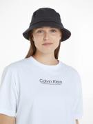 NU 20% KORTING: Calvin Klein Vissershoed METAL LETTERING CANVAS BUCKET