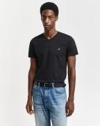 NU 20% KORTING: Gant T-shirt SLIM SHIELD V-NECK T-SHIRT met een klein ...