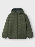 NU 20% KORTING: Name It Gewatteerde jas NKMMONAY JACKET PB met reflect...