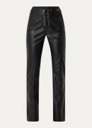 NIKKIE Harlow high waist flared fit broek van imitatieleer